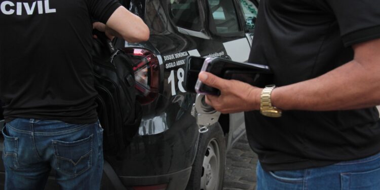 derrc-conduz-trio-com-celulares-roubados-durante-acao-conjunta-no-centro-de-salvador