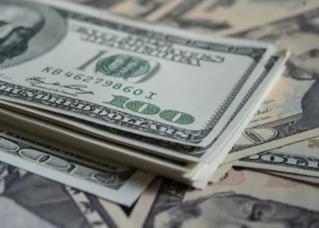 dolar-encerra-pregao-em-queda-de-1%,-com-payroll-abaixo-do-esperado