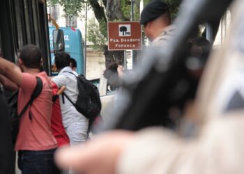 pm-e-pc-reduzem-em-53%-os-roubos-em-onibus-no-primeiro-semestre