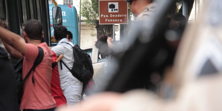 pm-e-pc-reduzem-em-53%-os-roubos-em-onibus-no-primeiro-semestre