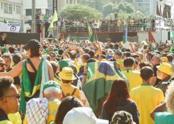 ato-em-sao-paulo-pede-anistia-a-bolsonaro-e-exalta-trump