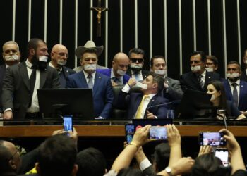 oposicao-ocupa-plenarios-por-anistia-a-8/1-e-impeachment-de-moraes