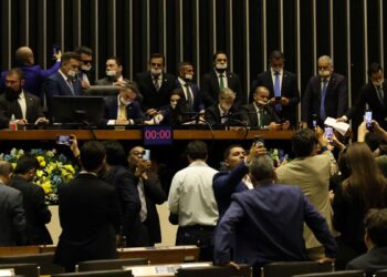 alcolumbre-e-motta-pedem-dialogo-e-respeito-apos-ocupacao-de-plenarios