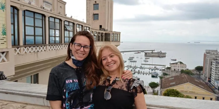 voa-brasil-leva-aposentada-de-volta-ao-abraco-da-filha-apos-24-meses-separadas