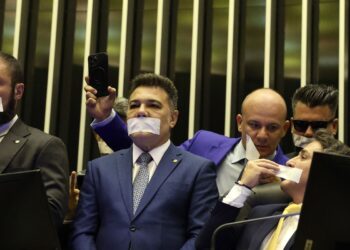 oposicao-pernoita-nos-plenarios-do-congresso-para-impedir-trabalhos