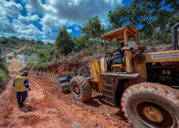 prefeitura-realiza-servico-de-melhoramento-viario-no-bairro-do-quingoma
