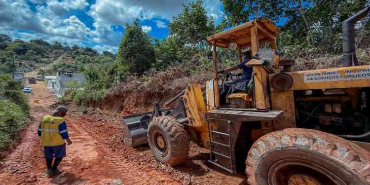 prefeitura-realiza-servico-de-melhoramento-viario-no-bairro-do-quingoma