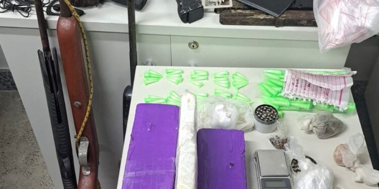 ficco-ilheus,-pm-e-pc-apreendem-armas-e-drogas-com-integrantes-de-faccao