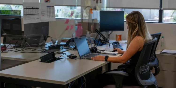 iel-oferece-mais-de-2,2-mil-vagas-de-estagio-com-bolsas-de-ate-r$-2,5-mil-em-todo-o-brasil