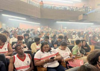 prefeitura-promove-acesso-a-cultura-e-leva-estudantes-da-eja-a-peca-torto-arado