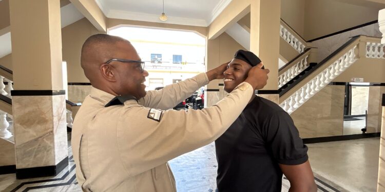 passos-de-orgulho:-jovem-se-inspira-no-pai-e-entra-para-a-policia-militar-da-bahia