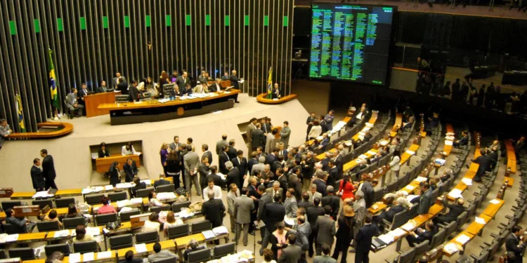 congresso-inicia-semana-com-debates-sobre-anistia,-reforma-administrativa-e-tarifaco