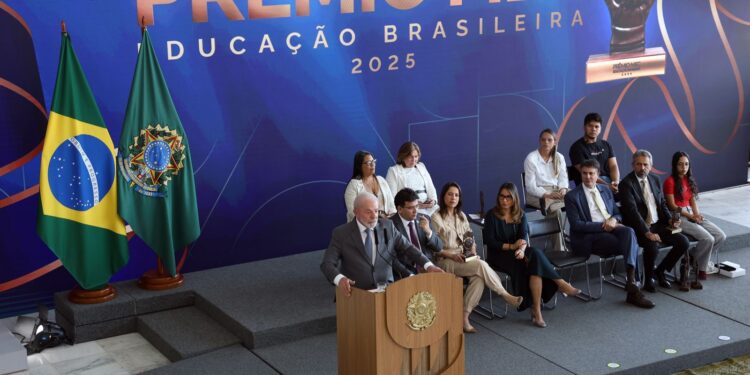 evasao-escolar-e-questao-de-estado,-diz-lula-na-entrega-do-premio-mec