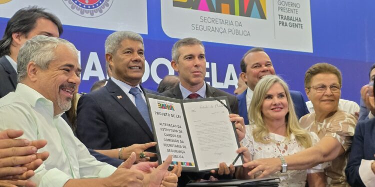 governador-entrega-novas-viaturas-e-assina-projetos-de-lei-que-reestruturam-a-organizacao-da-seguranca-publica-na-bahia