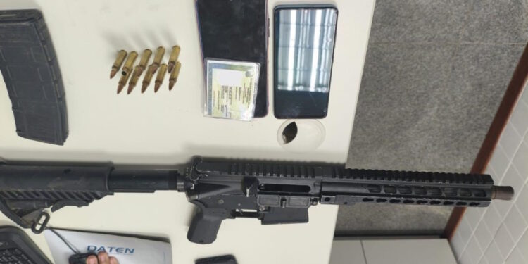 fuzil-e-municoes-sao-apreendidos-pela-pm-em-feira-de-santana