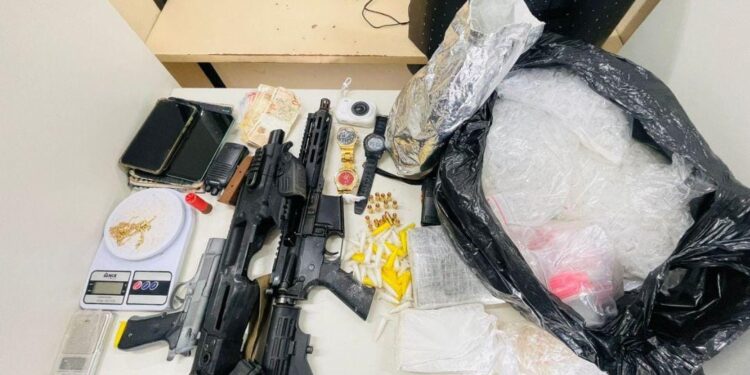 fuzil-e-apreendido-e-acampamento-e-desmontado-pela-pm-em-lauro-de-freitas