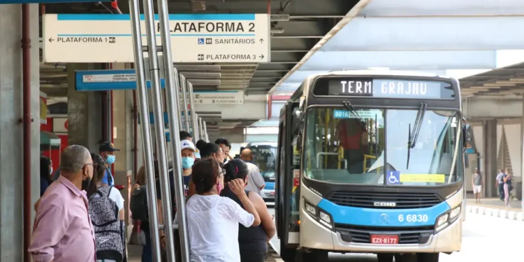 setor-de-servicos-cresce-0,3%-em-junho-e-registra-a-quinta-alta-consecutiva,-aponta-ibge