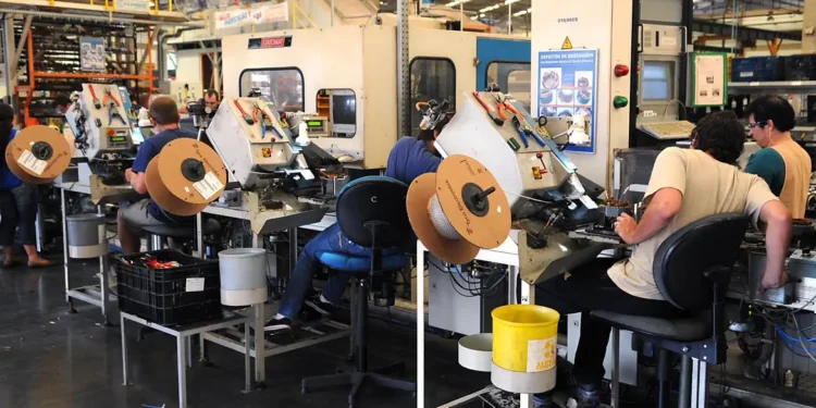 industria-perde-ritmo-e-deve-crescer-apenas-1,7%-em-2025,-aponta-cni