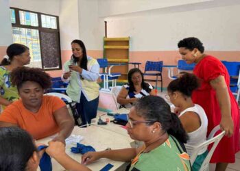 grupo-de-mulheres-participa-de-oficina-de-artesanato-no-cras-vila-praiana