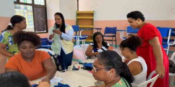 grupo-de-mulheres-participa-de-oficina-de-artesanato-no-cras-vila-praiana