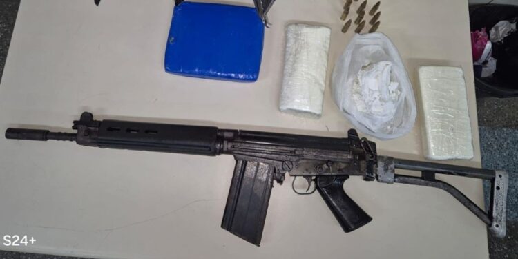 fuzil,-municoes-e-drogas-sao-apreendidos-pela-pm-em-camacari