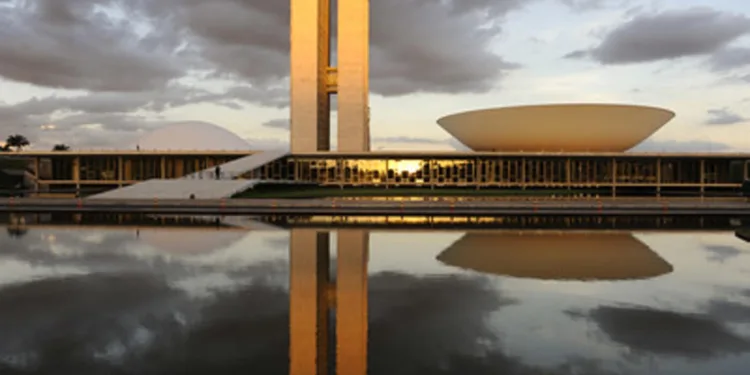 congresso-inicia-semana-com-cpmi-do-inss,-mudancas-no-imposto-de-renda-e-debates-sobre-redes-sociais