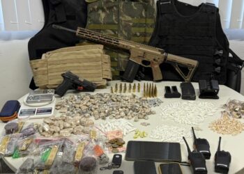 pm-tira-de-circulacao-fuzil,-pistola-e-mais-de-1000-porcoes-de-drogas