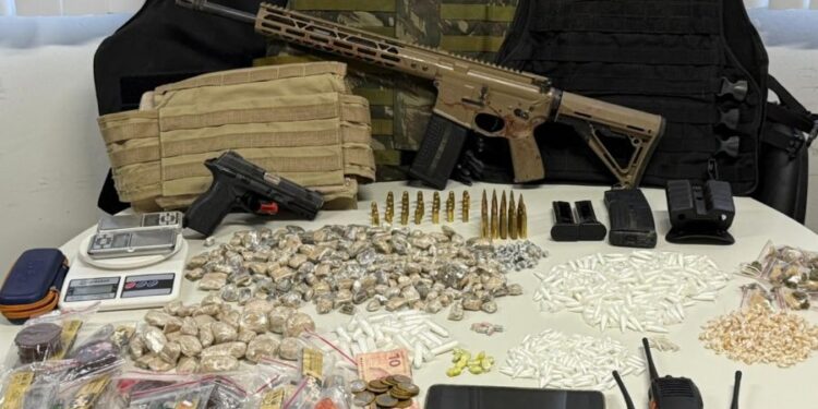 pm-tira-de-circulacao-fuzil,-pistola-e-mais-de-1000-porcoes-de-drogas