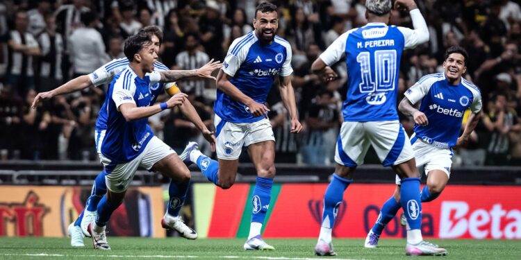 copa-do-brasil:-cruzeiro-vence-atletico-por-2-a-0-e-fica-perto-da-semi