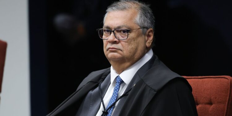 pf-indicia-mulher-que-tentou-agredir-flavio-dino-durante-voo