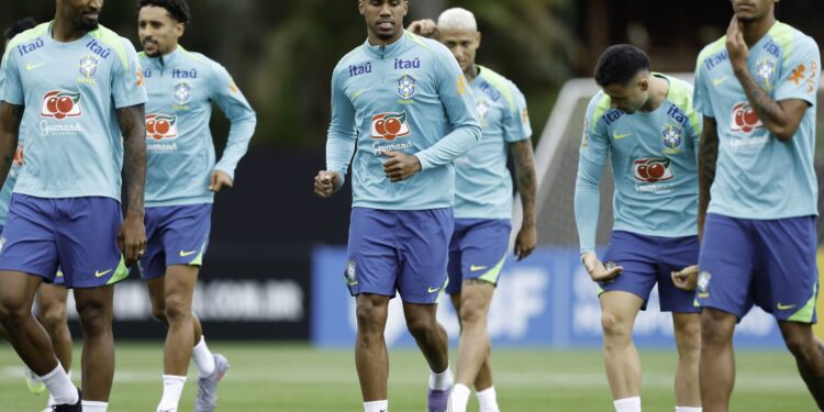 ancelotti-comanda-primeira-atividade-com-todos-os-convocados