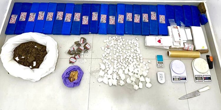 pm-apreende-mais-de-200-porcoes-de-drogas-em-vitoria-da-conquista