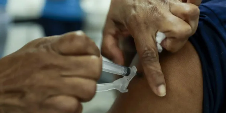 infogripe:-de-casos-de-covid-19-aumentam-nas-regioes-centro-sul-e-nordeste