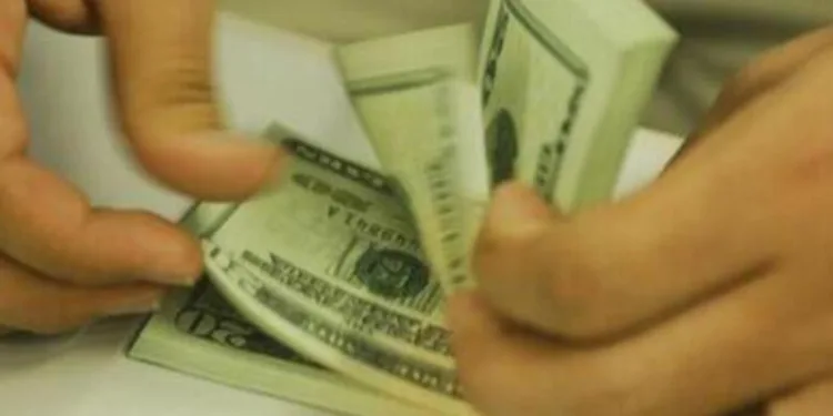 dolar-encerra-ultima-sessao-em-queda,-cotado-a-r$-5,41