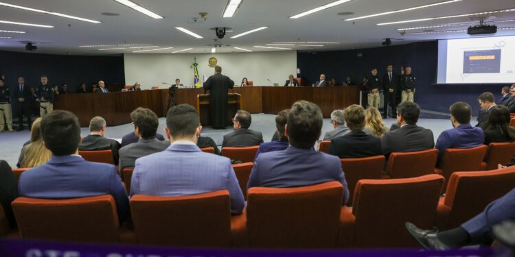 com-voto-de-moraes,-stf-retoma-nesta-terca-julgamento-de-bolsonaro
