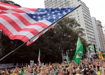 bandeira-dos-eua-e-“novo-simbolo-da-direita-brasileira”,-diz-nyt