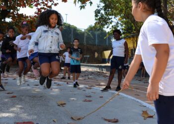 sem-celulares,-desempenho-escolar-e-socializacao-melhoram-no-rio