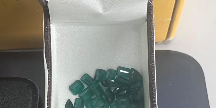 homem-e-preso-com-25-pedras-de-esmeralda-em-salvador