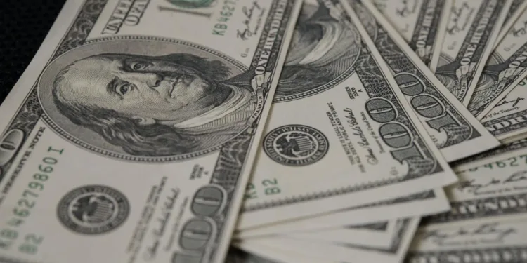 dolar-hoje:-moeda-termina-o-dia-em-quarta-baixa-seguida