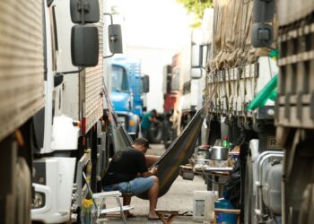jornada-exaustiva-e-solidao-afetam-saude-mental-de-caminhoneiros