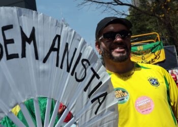 ato-no-rj-com-caetano,-chico-e-gil-repudia-anistia-e-pec-da-blindagem