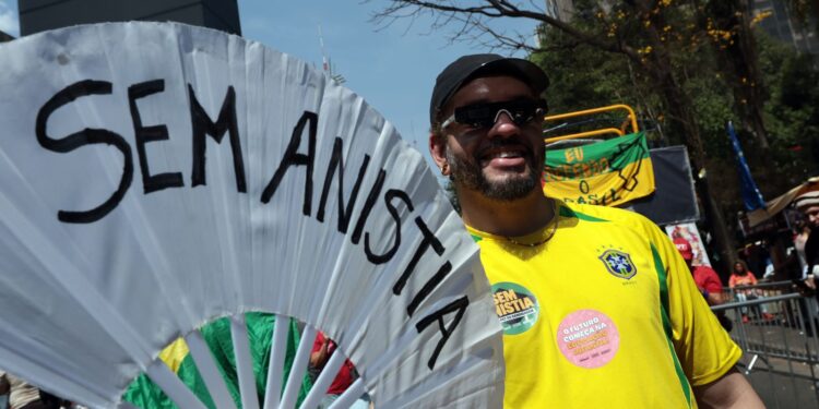 ato-no-rj-com-caetano,-chico-e-gil-repudia-anistia-e-pec-da-blindagem