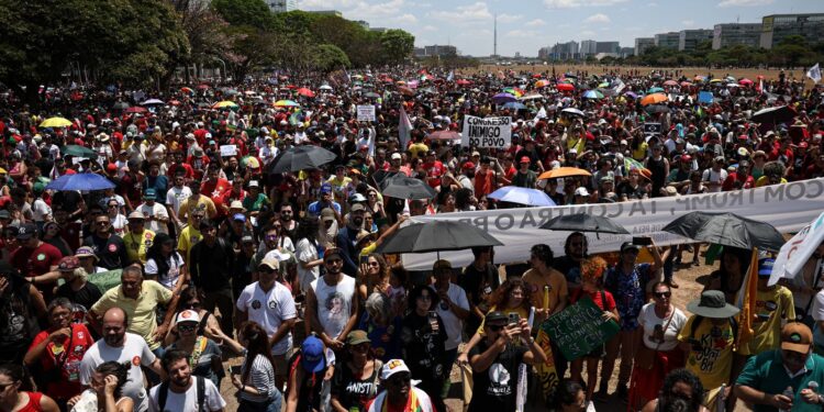 no-df,-ato-contra-anistia-e-pec-da-blindagem-leva-milhares-as-ruas