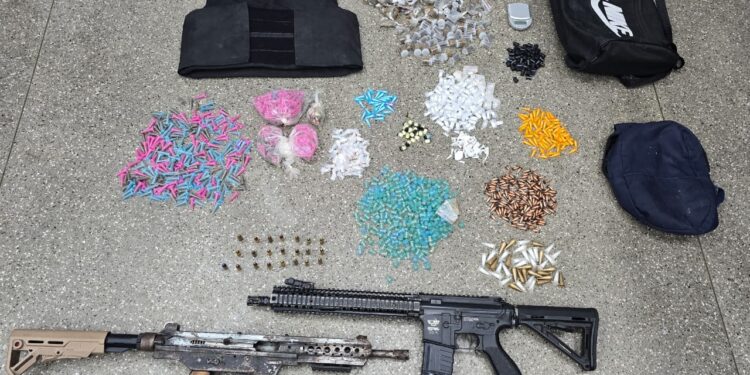 submetralhadora-e-drogas-sao-apreendidas-pela-pm-na-fazenda-grande-do-retiro