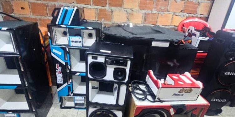 pm-apreende-veiculo-durante-acao-de-combate-a-poluicao-sonora-em-piraja