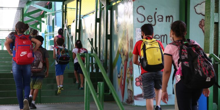menos-da-metade-das-escolas-publicas-esta-ligada-a rede-de-esgoto