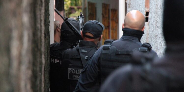 suspeito-de-trafico-de-drogas-e-preso-em-vila-canaria-na-capital-baiana