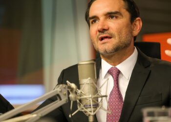 celso-sabino-anuncia-saida-do-comando-do-ministerio-do-turismo