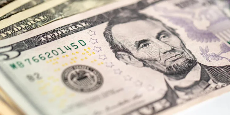 dolar:-moeda-fecha-ultimo-pregao-em-alta