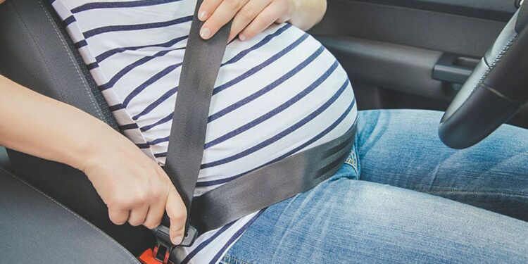 medicos-alertam-para-cuidados-no-volante-durante-gestacao-e-puerperio